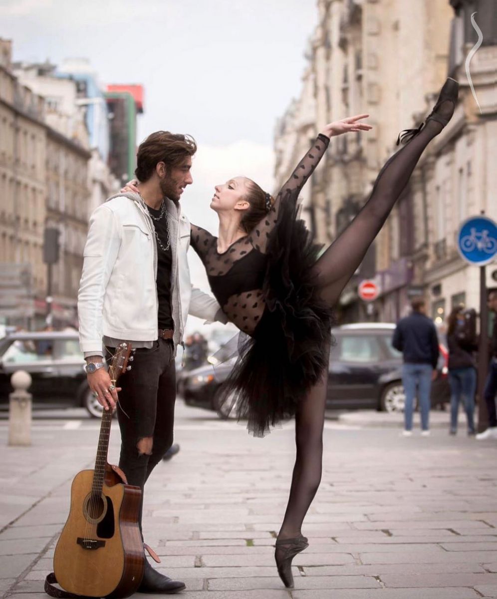 Балерина на улице Парижа
