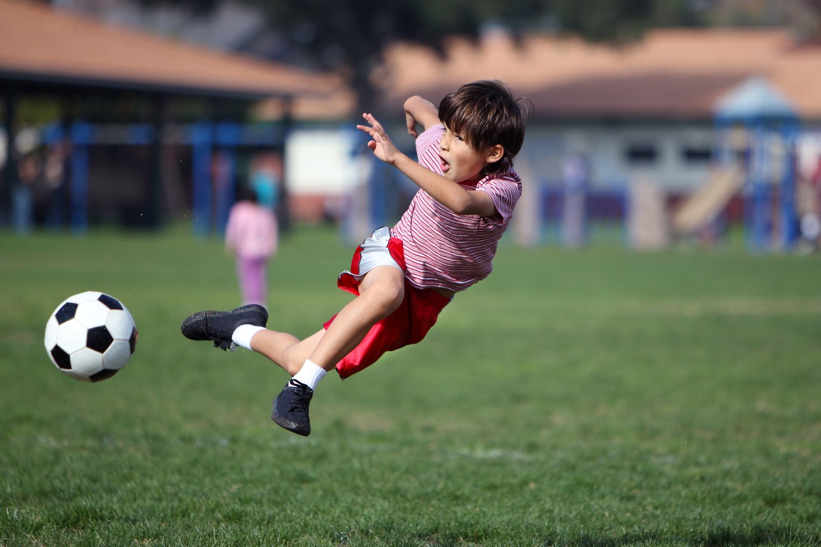 Like play football. Дети играют в футбол. Мальчик играет в футбол. Мальчишки играют в футбол. Мальчик с мячом в парке.